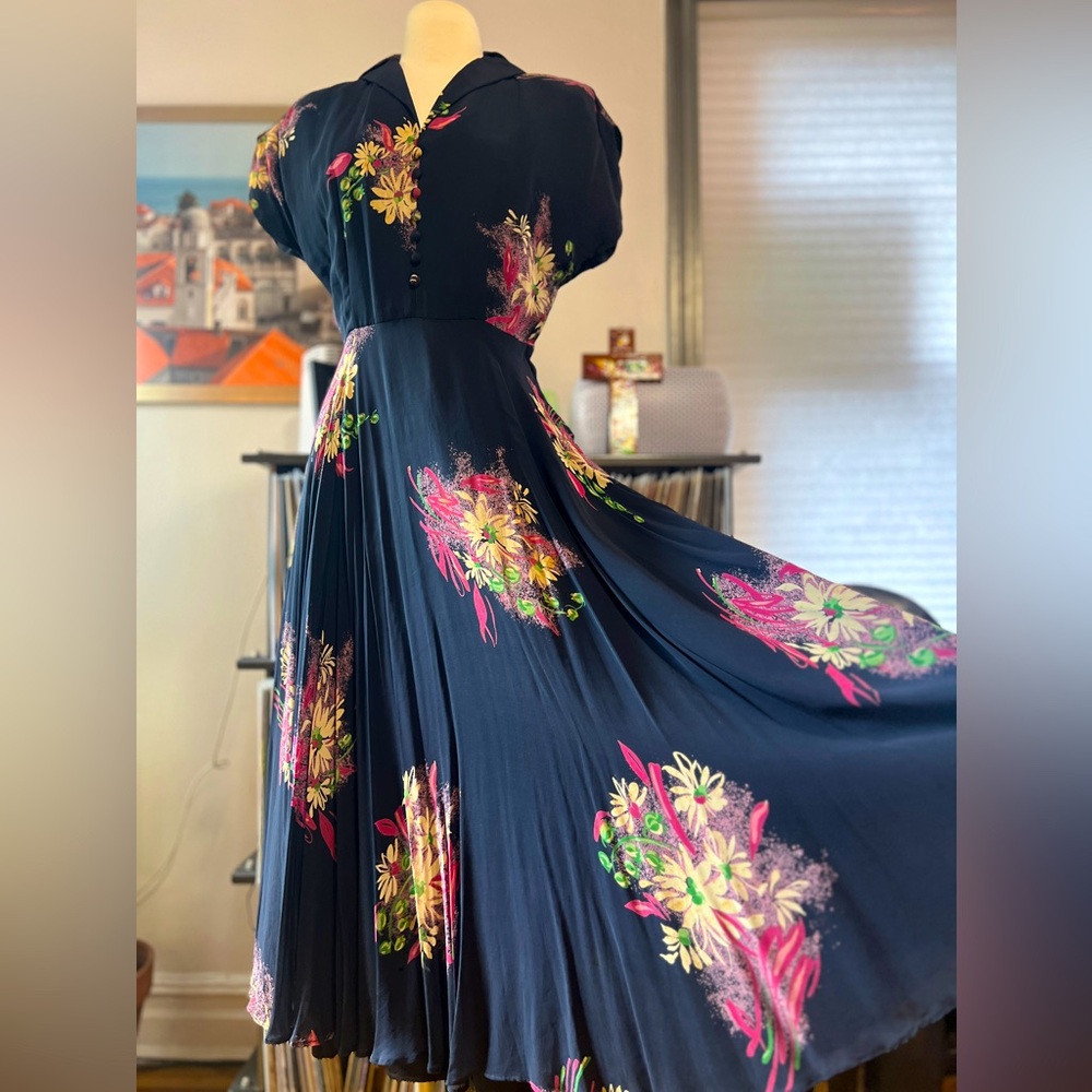 1930s Elegant and sophisticated Navy blue floral chiffon and acetate dress Sz sm